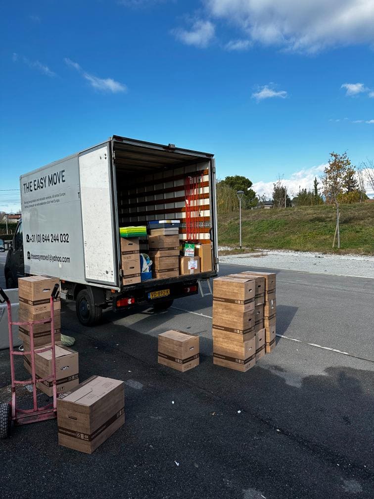 Furgone per traslochi a Essen con scatoloni caricati